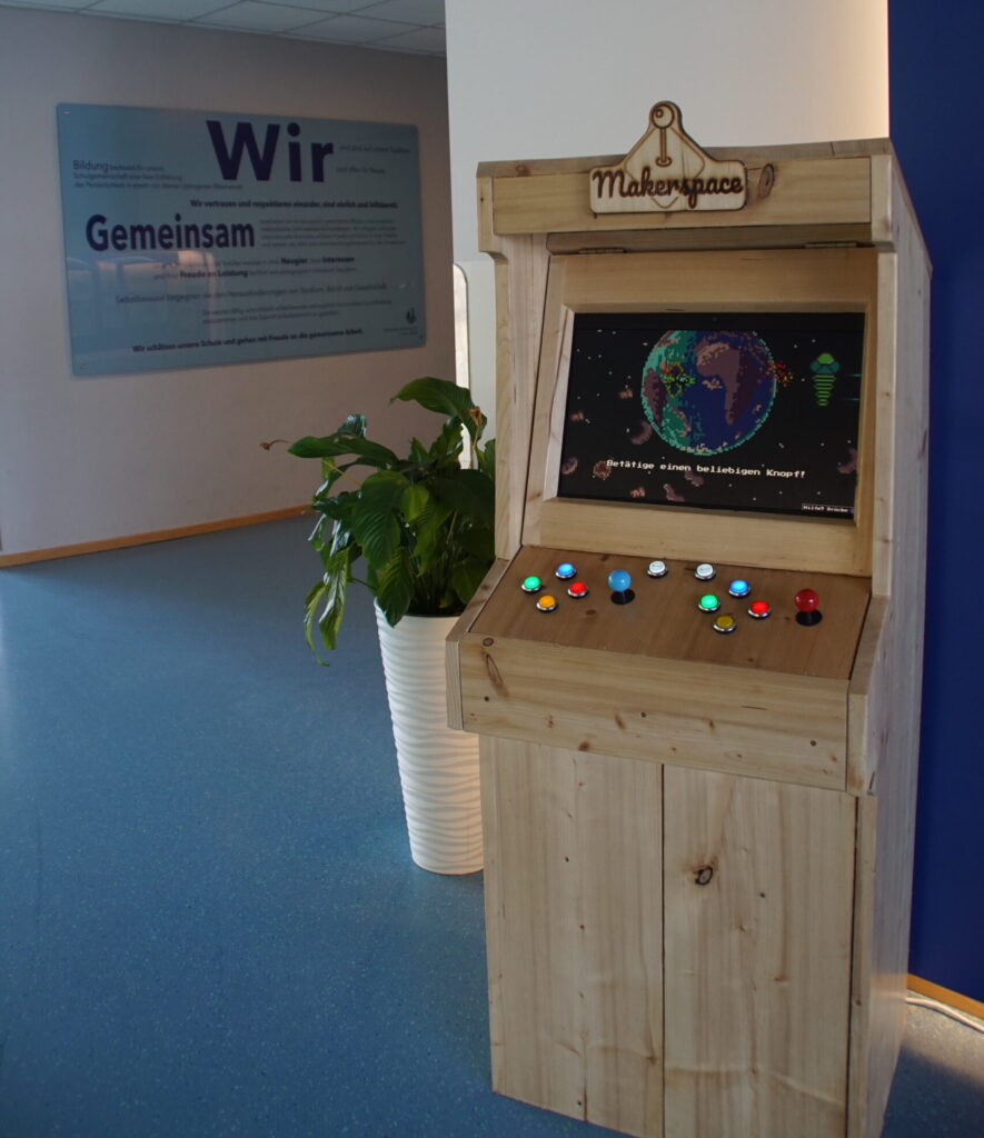 Makerspace Arcade am Eingang der Schule