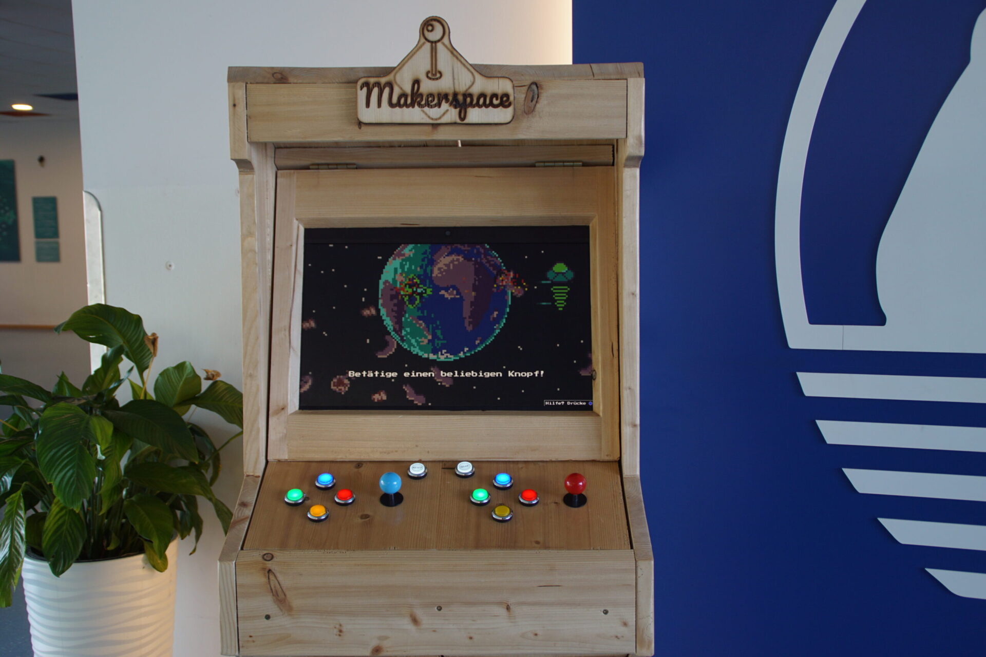 Makerspace Arcade am Eingang der Schule